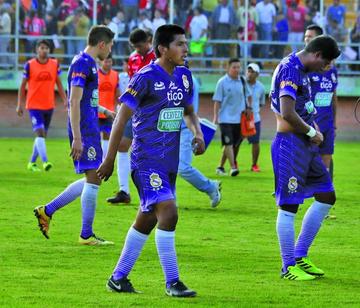 Los jugadores potosinos abandonan el campo de juego.