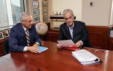 El canciller Heraldo Muñoz, y el presidente electo Sebastian Piñera.