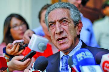 El diputado chileno Jorge Tarud, ante los medios de comunicación.