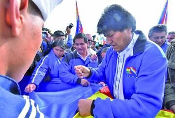 El presidente, Evo Morales, inició el enlazado de las banderas en la localidad de Caracollo.