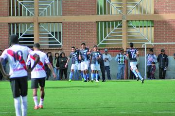 Los jugadores cochabambinos festejan el tercer gol.