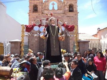 La imagen del santo sale del templo en medio de la rica platería.