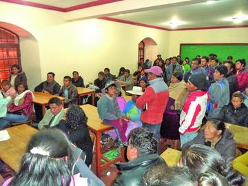 Anoche, los representantes de las unidades educativas se reunieron en el Colegio Pichincha.
