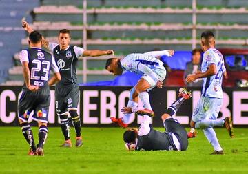 El cuadro visitante derriba al delantero celeste.