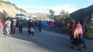 Los comunarios de Puna levantaron anoche el bloqueo de los caminos.
