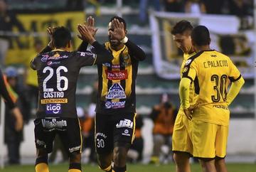Los jugadores del conjunto aurinegro celebran el gol.
