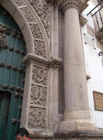 La piedra muestra desgaste y daños.