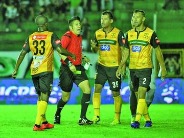 Destroyers busca frenar a Wilster 