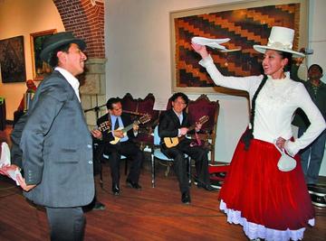 Actuaron el trío Los Corsos con el baile de la cueca.
