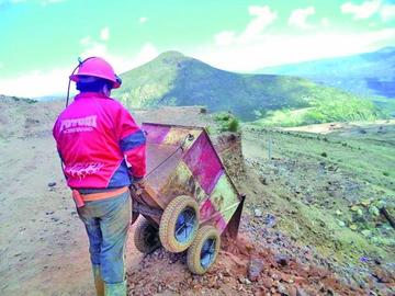 Las labores mineras en el cerro son cada vez más difíciles para los cooperativistas.