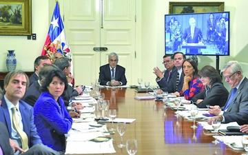 El mandatario chileno junto a un Comité siguió el inicio de la fase oral.