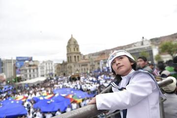 Ciudadanos, funcionarios y fuerzas militares participaron de la “Marea azul” en varias regiones del país...