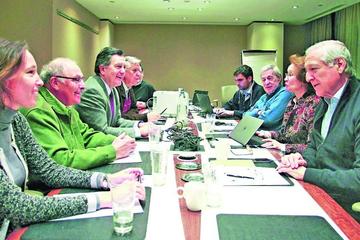 El equipo chileno, en una reunión en el Hotel Hilton, antes de su presentación ante el tribunal internacional.