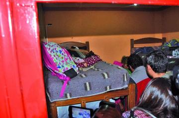 Las menores utilizaban un pequeño cuarto en medio de enormes limitaciones en un local de preparación de comida.