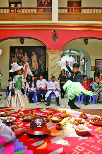 Con baile se deseó éxitos del acontecimiento.