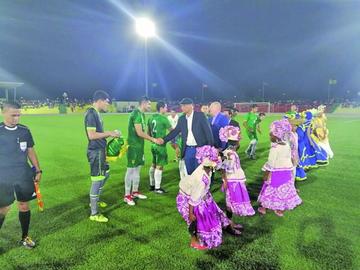 Los jugadores de la Verde son saludados por los locales.