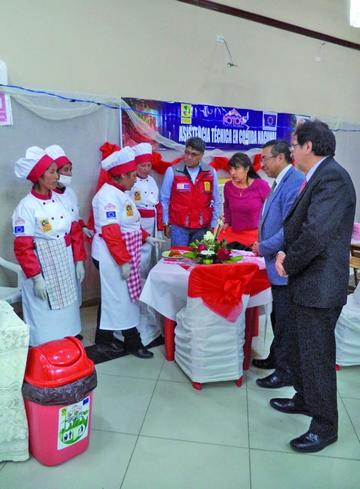 Las beneficiarias explican sus productos.