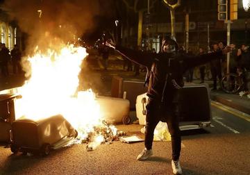 Ocurrieron disturbios y quema de contenedores de basura en el Paseo de Gracia de Barcelona, tras la manifestación.