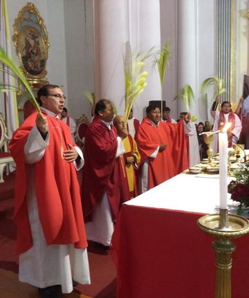 El obispo Ricardo Centellas y sacerdotes en la celebración.