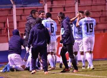Los jugadores de la visita celebran el gol de la igualdad.