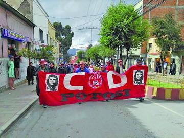 Los afiliados a la COD marcharon demandando la salida de los cooperativistas mineros.