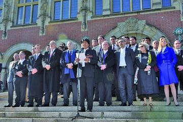 El presidente Evo Morales, el equipo jurídico y la delegación oficial en puertas del Palacio de la Paz.