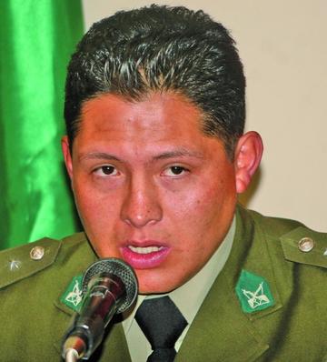 Ebrio choca su vehículo contra un patrullero