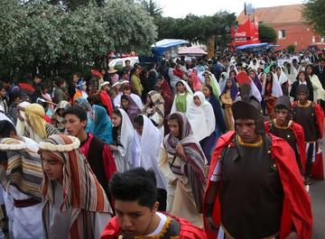 Estudiantes  representan el viacrusis de Jesús