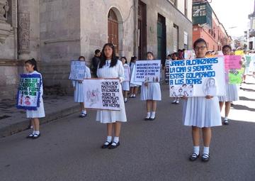 Los mensajes que mostraron las señoritas.