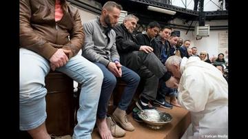 El papa Francisco lava los  pies de presos no católicos