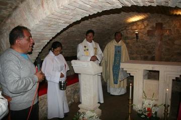Construyen altar  dentro de cripta