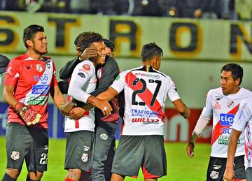 Los jugadores del equipo potosino celebran la victoria de visitante.