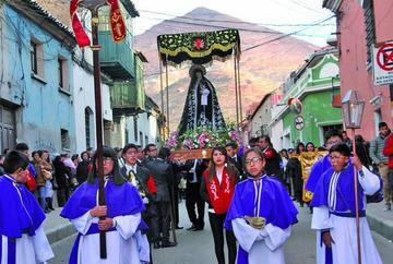 La virgen Dolorosa es llevada con el anda y palio nuevo.