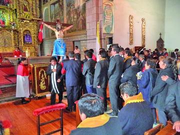 El acto de adoración a la Cruz.