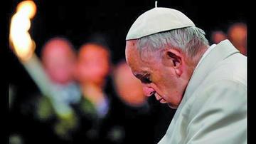 El pontífice duranta la viacrucis en el Vaticano.