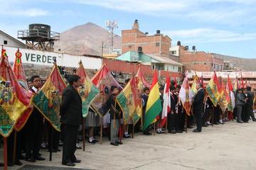 El desfile escolar dio inicio a los actos cívicos de Potosí.