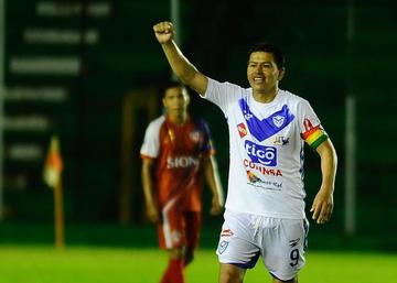 Carlos Saucedo celebra uno de sus goles.