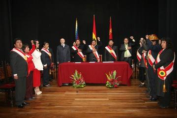 La sesión de honor se desarrolló en el teatro Modesto Omiste Tinajeros.