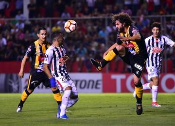 Fernando Marteli (d) trata de despejar un balón.