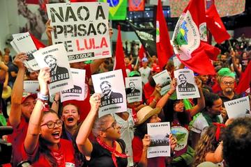 Simpatizantes del expresidente siguieron ayer desde la sede del sindicato de los metalúrgicos el análisis de la Corte Su