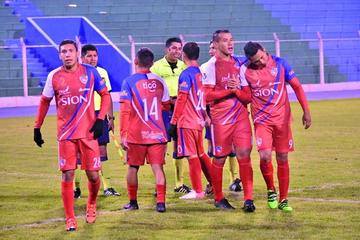 El equipo visitante celebra el punto sumado.