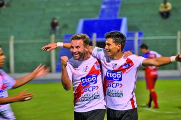 Aldo Velasco festeja el primer tanto del local.