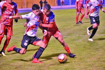 Edson Pérez no puede eludir la marca de su rival.