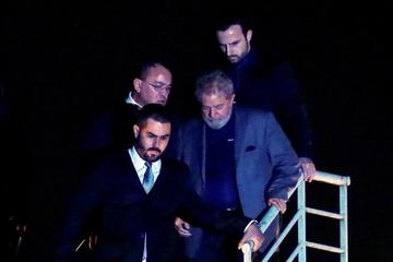 El líder del PT llegó ayer a Curitiba en avión, procedente de San Pablo.