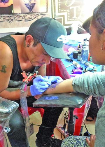 Exponen estilos de tatuajes en una reunión internacional