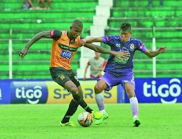 Ángel Cuéllar, de Destroyers, protege el esférico.
