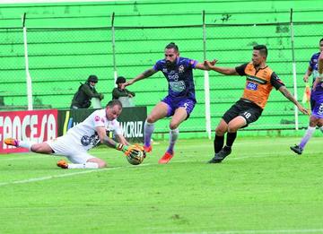 El portero Marcelo Robledo, de Real, ataja el balón