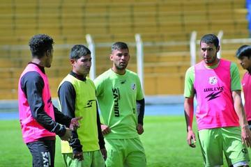 De izq. a der. Wilder Salazar, Juan Carlos Galvis y Saúl Torres conversan tras la práctica.