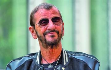 Ringo Starr firma trato de su carrera