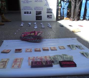 Estos son los billetes y la droga secuestrada..